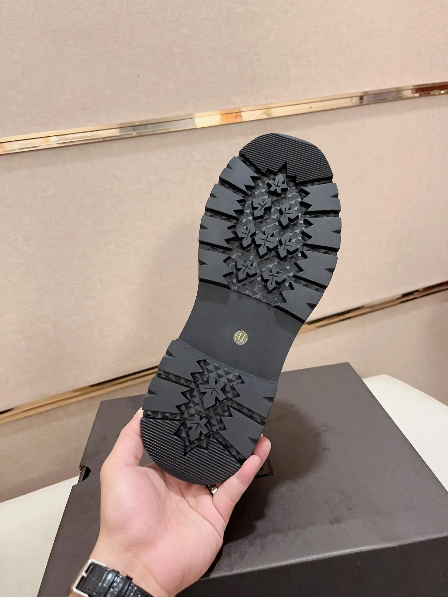 Factory price: 760💰North American men's shoes Ugg ☃️In the special sale of new high-quality men's shoes snow boots in autumn and winter, the nemesis of extreme cold weather! Made of cowhide leather, merino wool lining, and original outsole, whether driving, outdoor or daily wear, there is always one that suits you! Code number 39-44